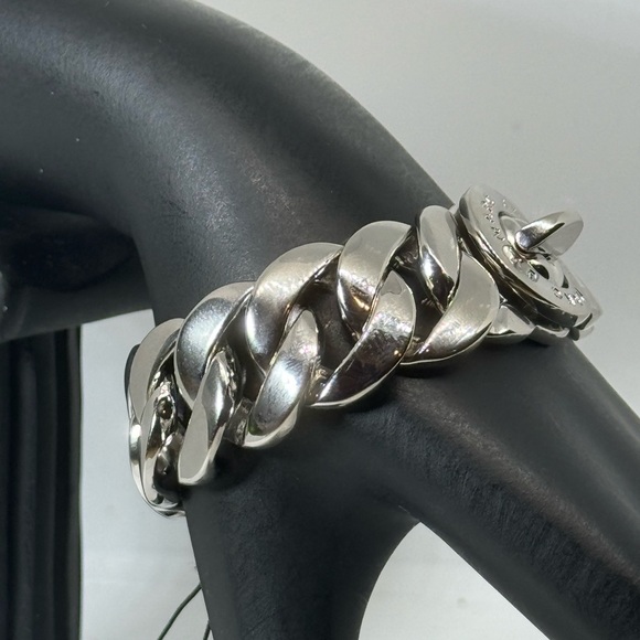 Marc by Marc Jacobs Chunky Turn lock closure
Bracelet in Silver - Picture 3 of 11